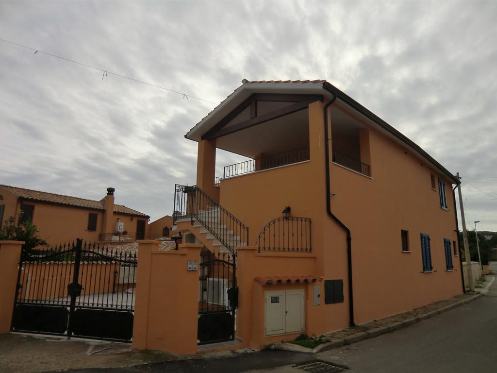 La Casa Felice Appartamenti Chia Exterior foto